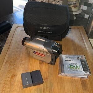 Sony Handycam DCR-DVD105: Y2K Carl Zeiss Camcorder
